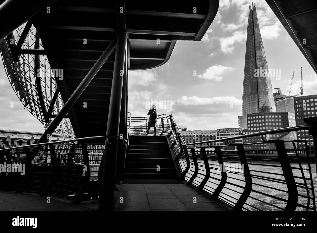 Londra in bianco e nero fotografia urbani: Fiume Tamigi e il frammento da London Bridge. Foto Stock