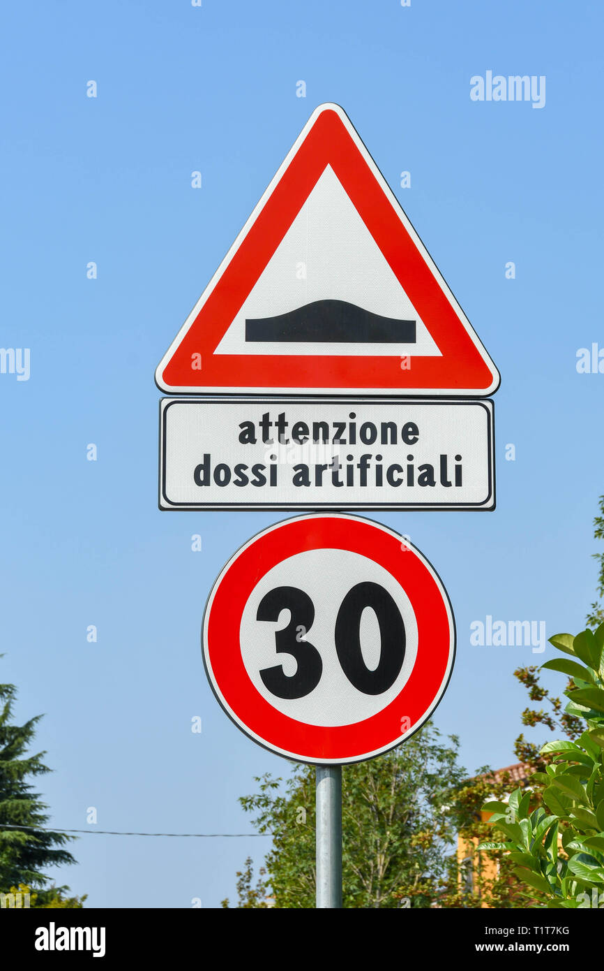 Il LAGO DI GARDA, Italia - Settembre 2018: cartello stradale nella città del Garda sul Lago di Garda i driver di avvertimento di dossi e il limite di velocità. Foto Stock