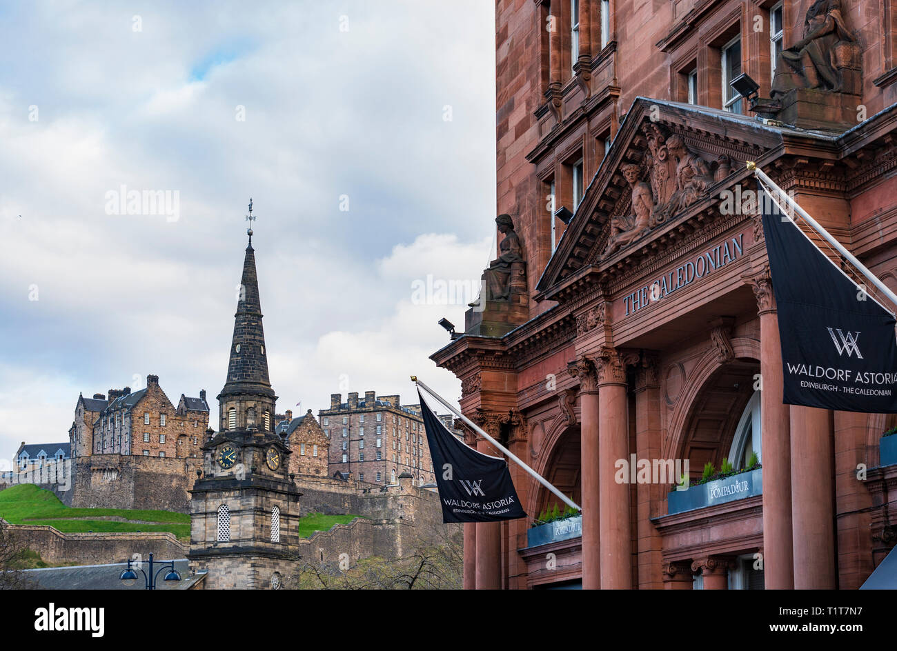 Waldorf Astoria - Edinburgh Caledonian Hotel in Edinburgh West End con il Castello di Edimburgo al lato posteriore della Scozia, Regno Unito Foto Stock