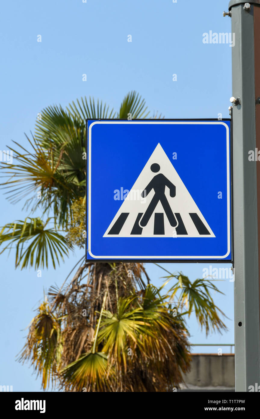 Il LAGO DI GARDA, Italia - Settembre 2018: cartello stradale nella città del Garda sul Lago di Garda i driver di avvertimento di un attraversamento pedonale. Foto Stock