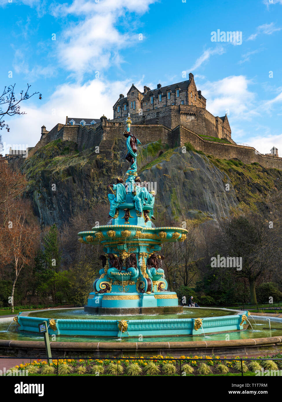 Ross Fontana in colori originali dopo 2018 rinnovo con il Castello di Edimburgo al posteriore in Princes Street Gardens, Edimburgo, Scozia ,REGNO UNITO Foto Stock