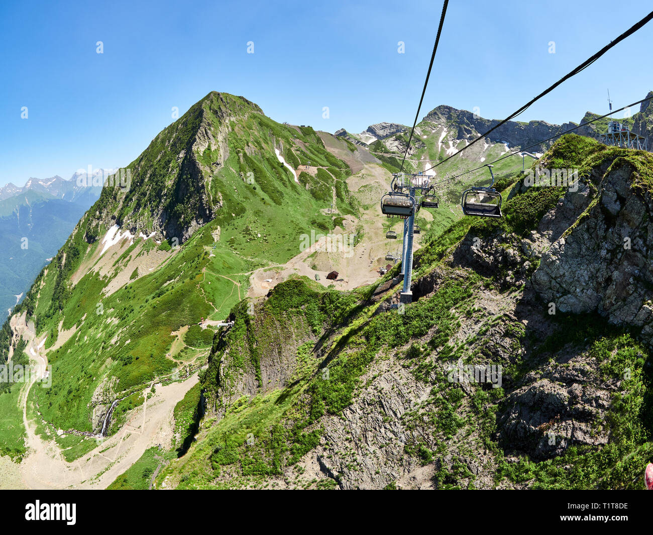 La gamma della montagna e la valle con la funivia, vista da una altezza ...