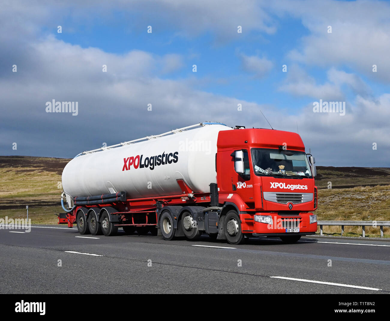 XPO petroliera di logistica. Autostrada M6, in direzione sud, Shap, Cumbria, England, Regno Unito, Europa. Foto Stock