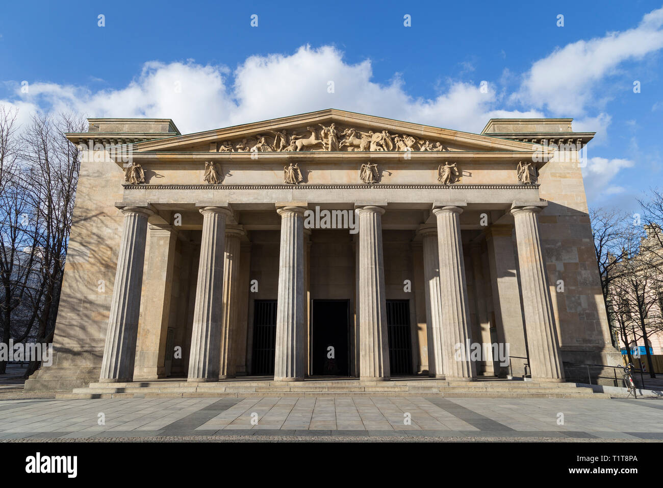 Facciata in stile neoclassico della Neue Wache, memoriale di guerra per le vittime di guerra e di dittatura a Berlino, in Germania, in una giornata di sole. Foto Stock
