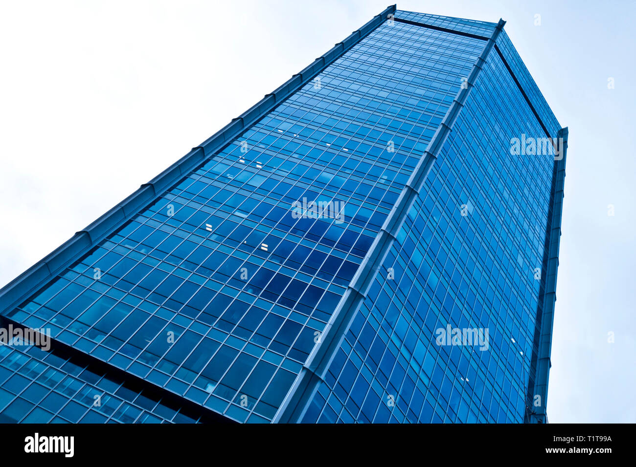 Basso angolo di un moderno in vetro e acciaio edificio per uffici Foto Stock