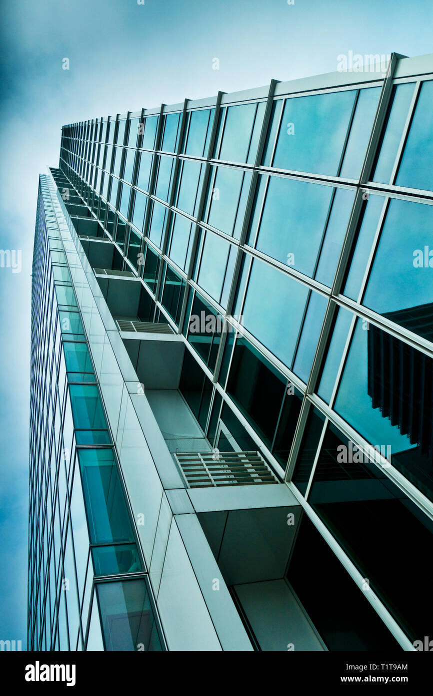 Basso angolo di un moderno in vetro e acciaio edificio per uffici Foto Stock