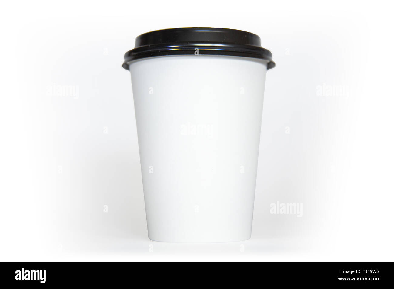 Un bianco tazza da caffè con coperchio nero isolato su uno sfondo bianco. Foto Stock