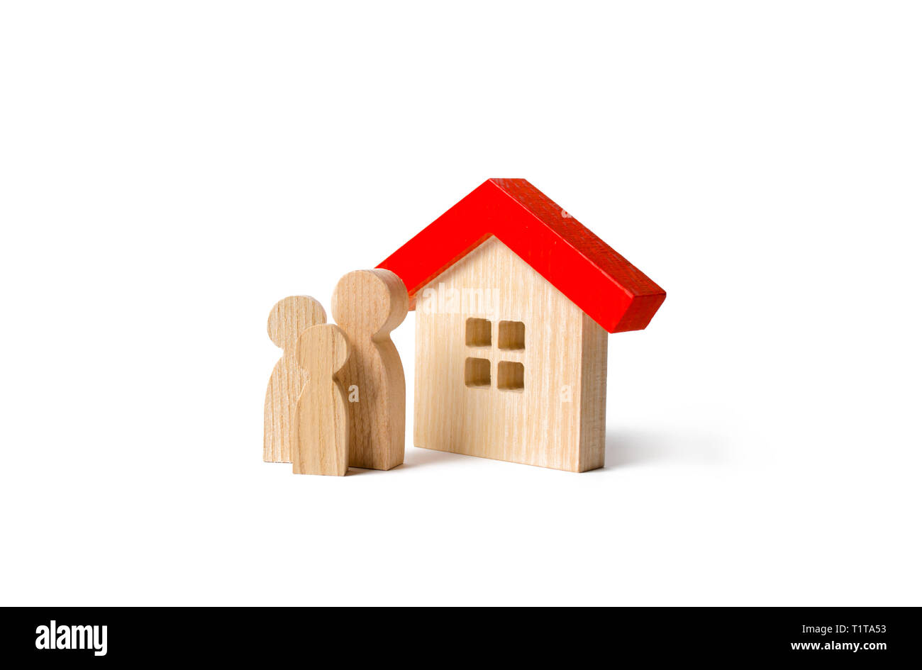 Le figure della famiglia e casa isolato su un background. immobiliare, casa propria. Acquisto o vendita. Alloggi economici sul credito ipotecario o. Ri Foto Stock