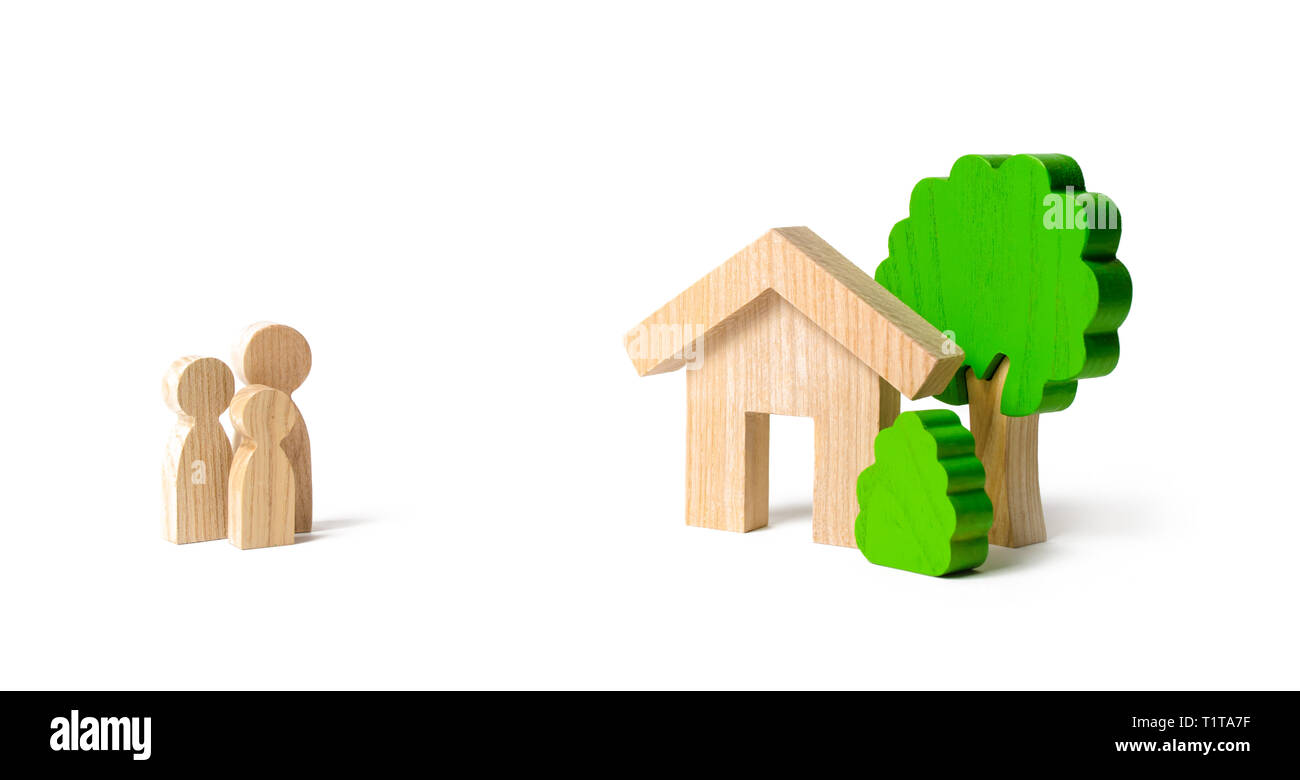 Le figure della famiglia e casa isolato su un background. immobiliare, casa propria. Alloggi economici sul credito ipotecario o. Ristrutturazione e costruzione Foto Stock