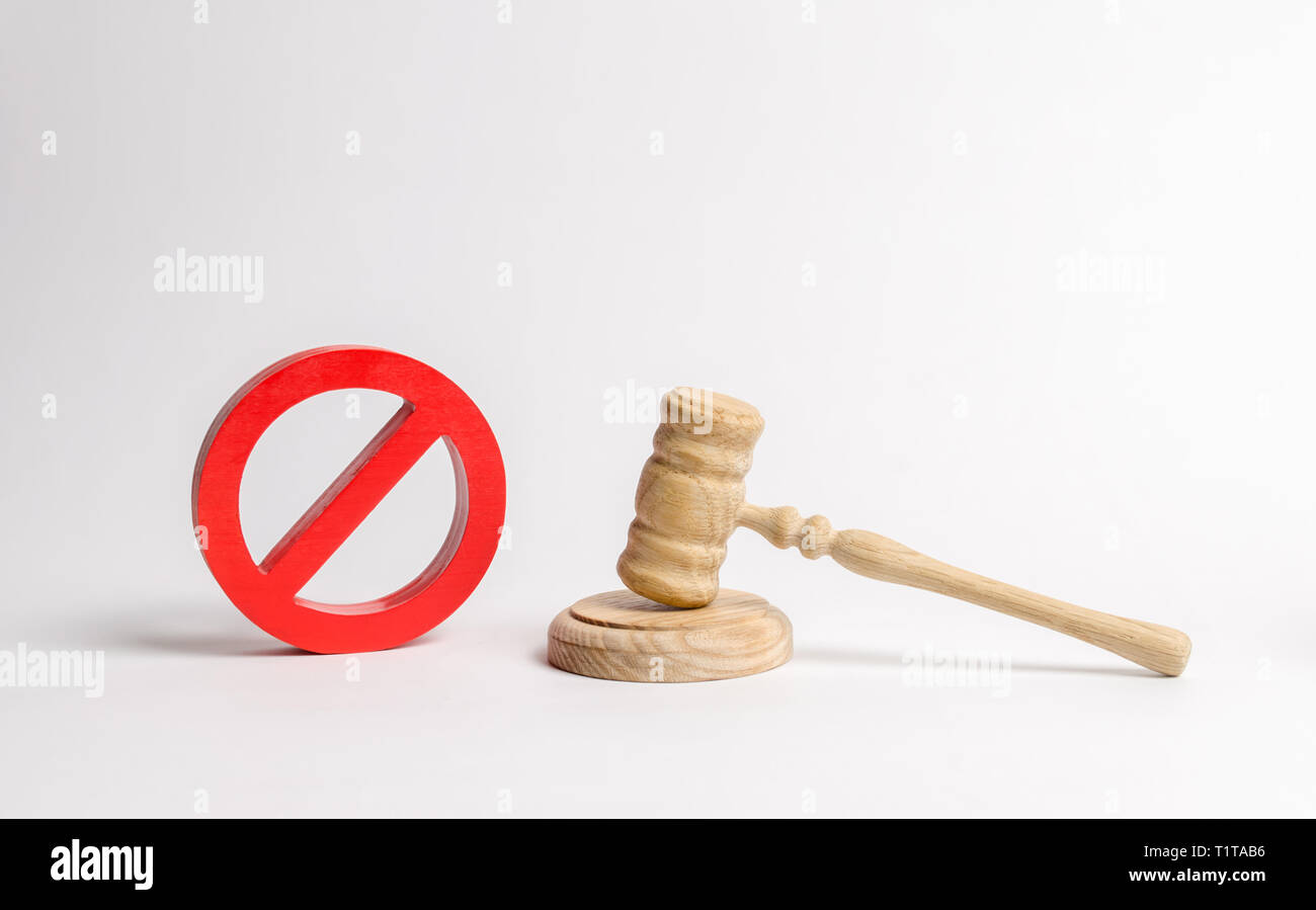 Giudice di martello e nessun simbolo. Il concetto di divieto e leggi restrittive. Divieti e di criminalizzazione e di repressione, di restrizione delle libertà di un Foto Stock