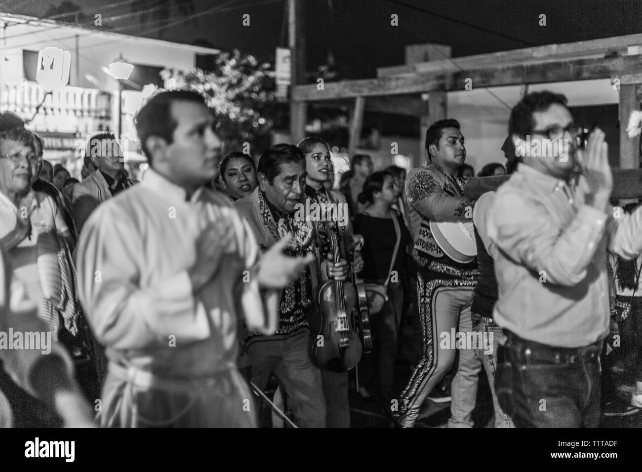 La gente a piedi e celebrare la Vergine di Guadalupe Foto Stock