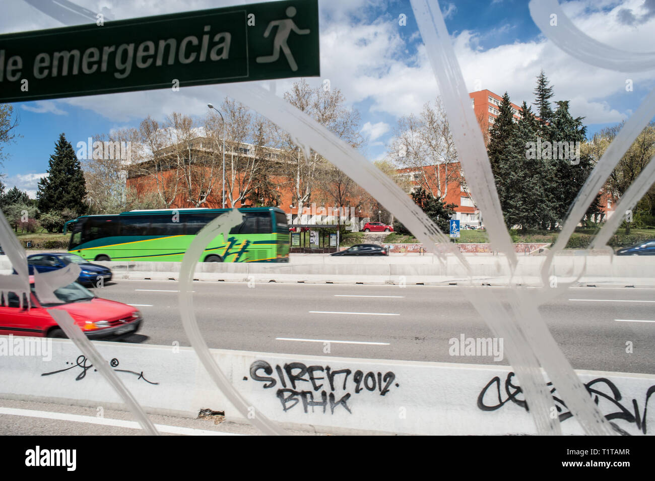 Tag Graffiti su un bus finestra, Madrid, Spagna. Foto Stock