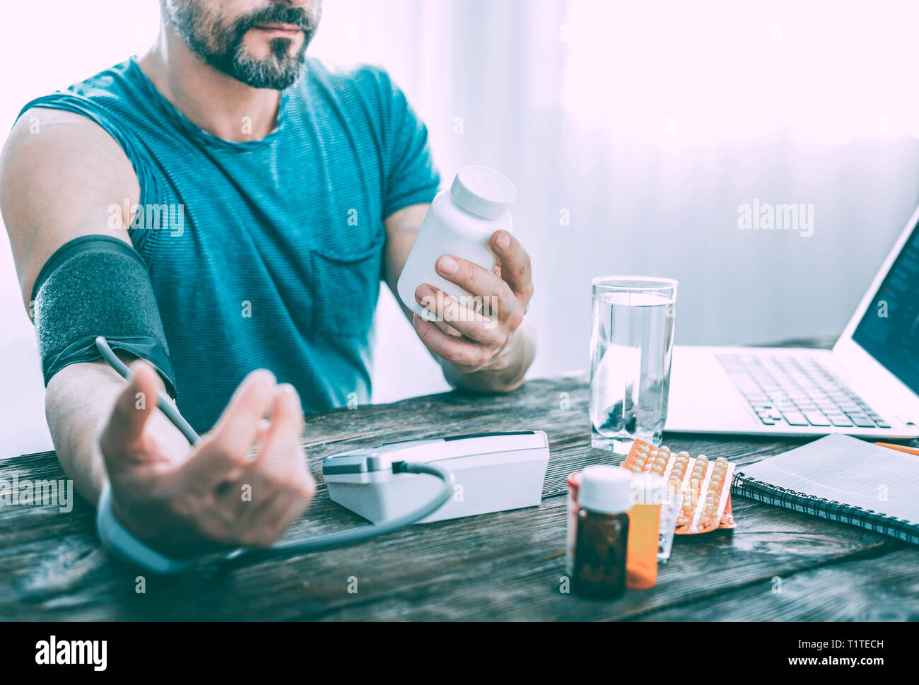 Sottolineato grave uomo malato tenuto diverse pillole Foto Stock