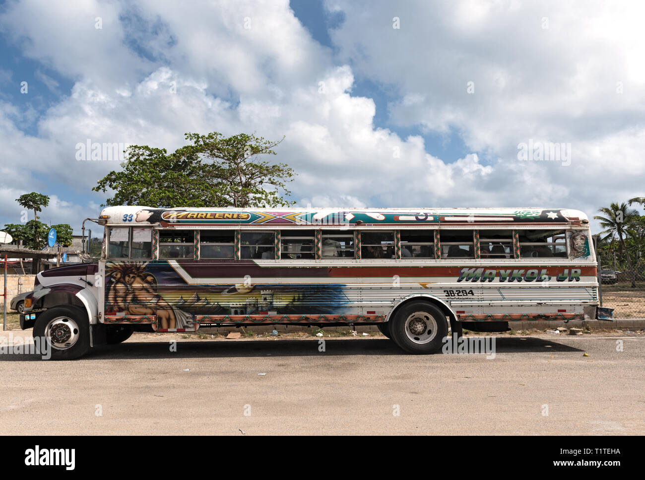 Verniciato colorato bus di pollo in puerto lindo, Panama Foto Stock