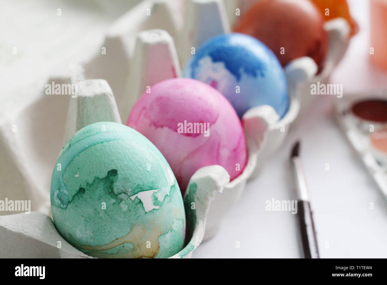 Dipinto di uova. Dipingere le uova di Pasqua. Marmo uova colorate. Sfumature pastello. Uova di Pasqua. Foto Stock