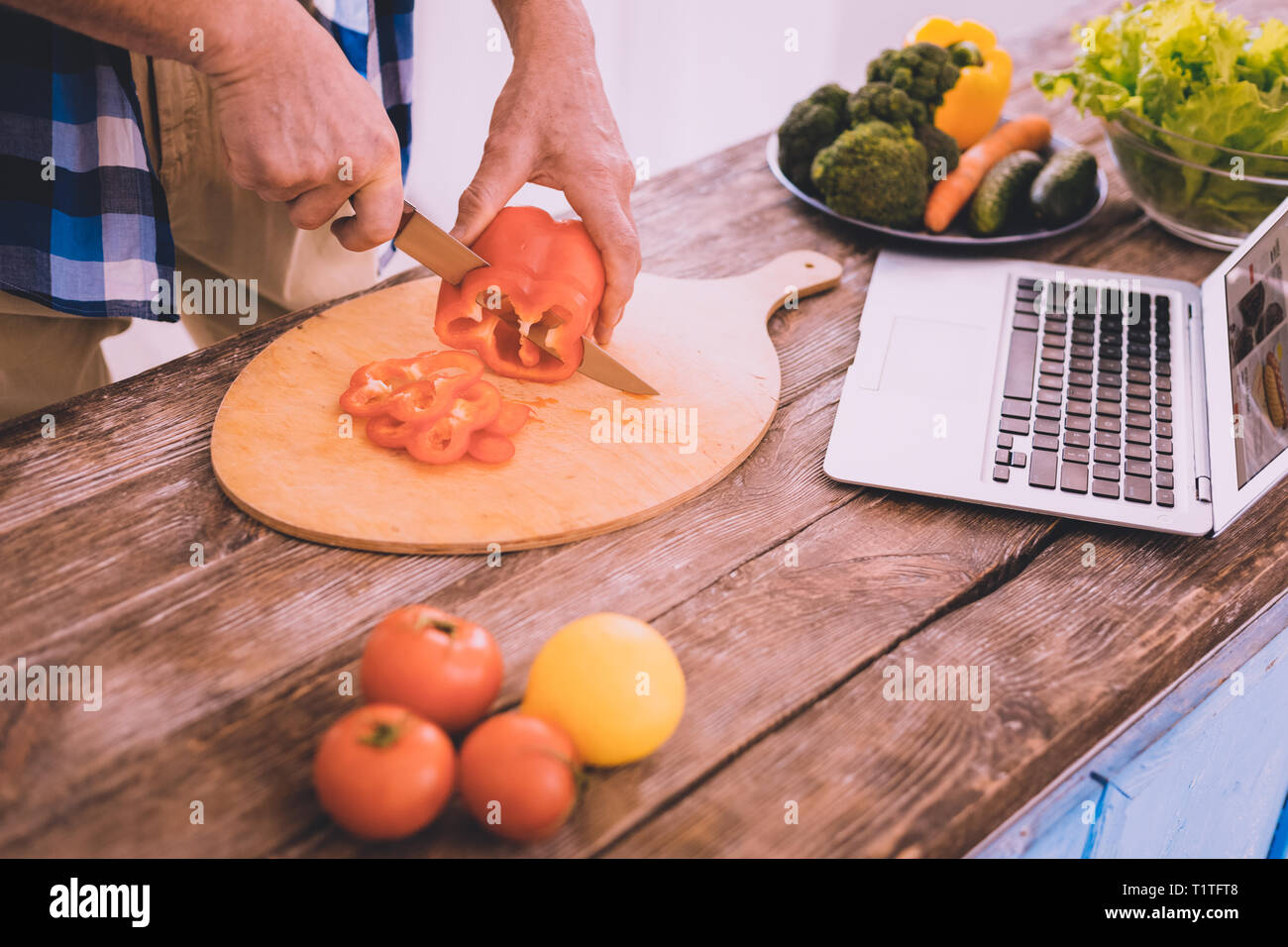 Motivati marito cucinare la cena per la sua bella moglie Foto Stock