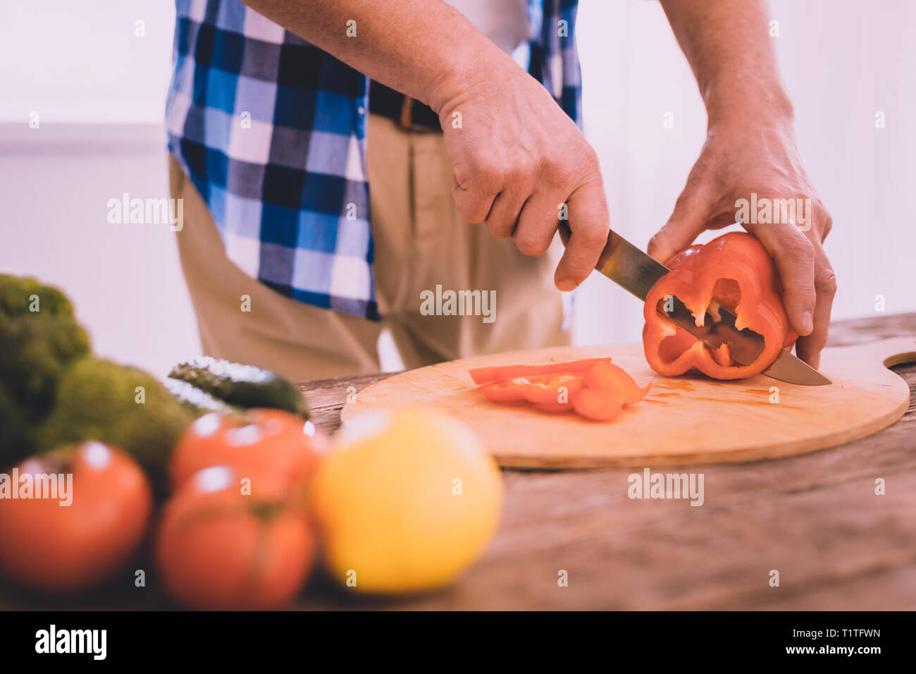 Coinvolti motivati uomo cucina in cucina Foto Stock