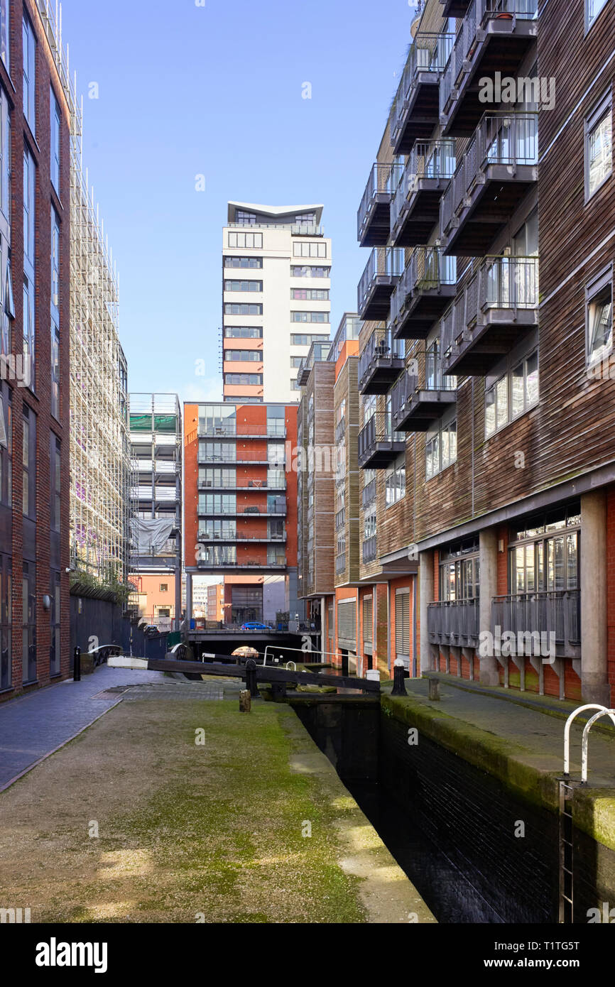 Narrowboat si blocca nel centro di Birmingham con elevato aumento appartamenti su entrambi i lati Foto Stock