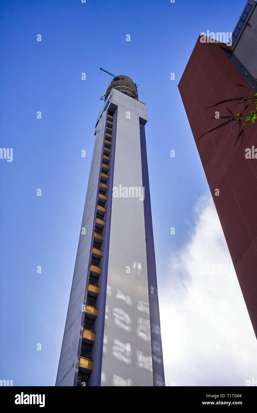 Cercando la BT Tower nel centro di Birmingham con il sole direttamente dietro Foto Stock