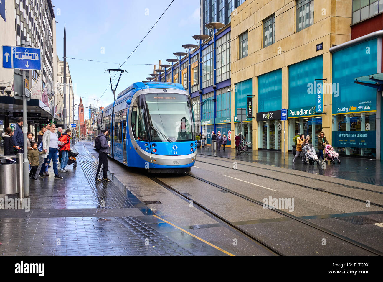 Il tram numero trentuno in Corporation Street, Birmingham nella nuova livrea blu Foto Stock