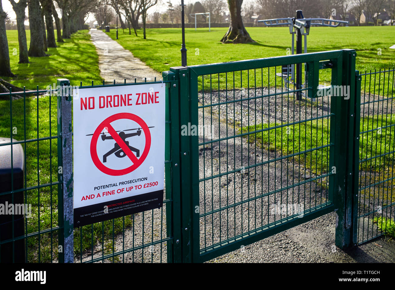 Drone no fly zone segno vicino alla tribuna inizio delle gare TT in Douglas, Isola di Man Foto Stock