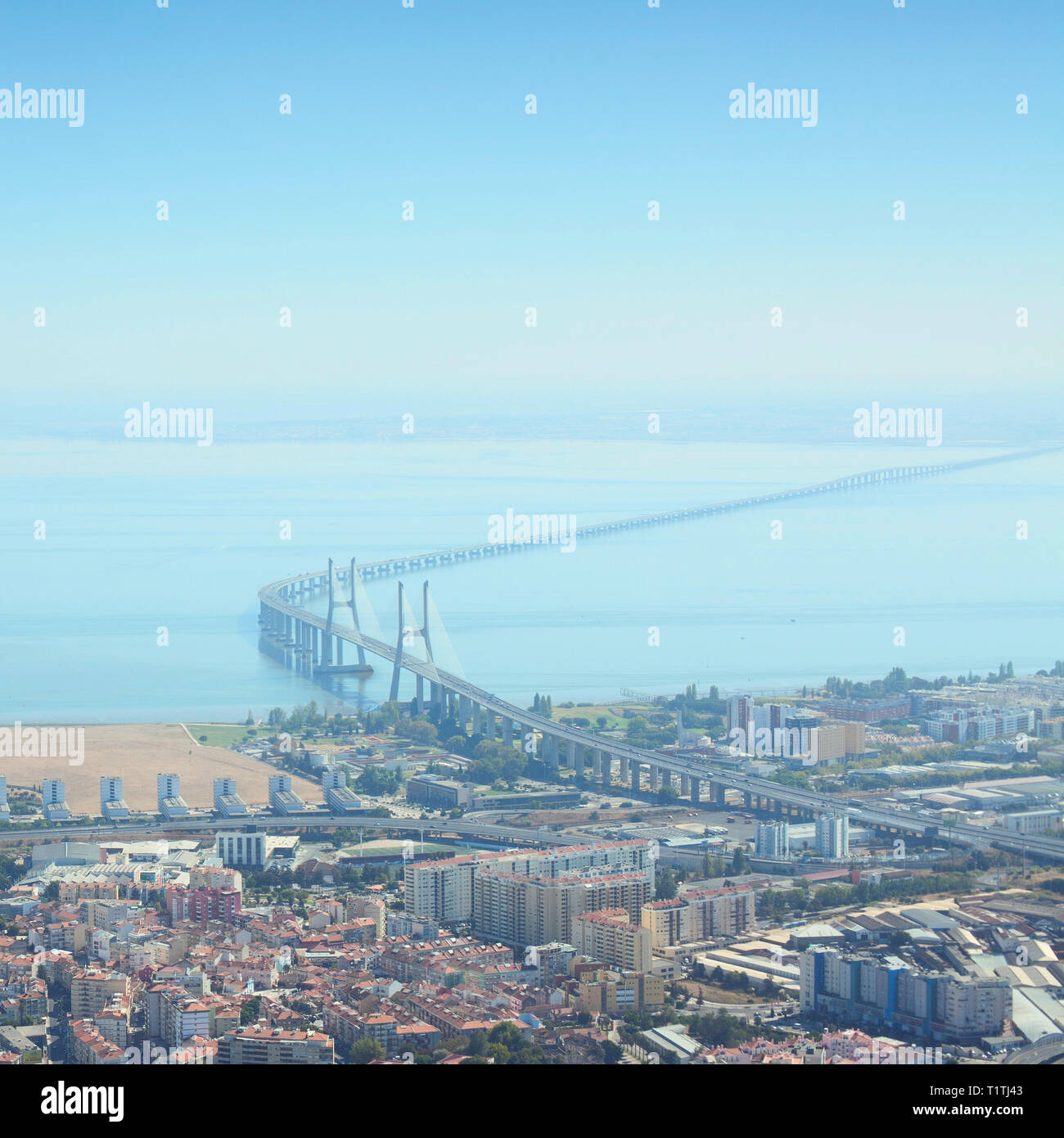 Il Ponte Vasco da Gama è un cavo-alloggiato bridge affiancato da viadotti e rangeviews a Lisbona, la capitale del Portogallo Foto Stock