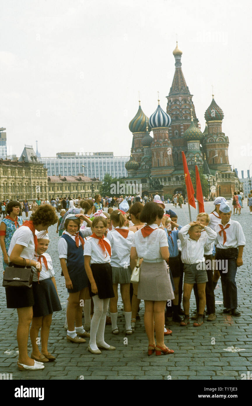 Giovane pioniere nella Piazza Rossa Mosca Foto Stock