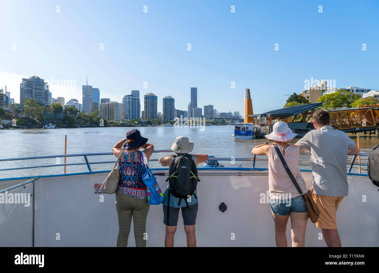 I passeggeri di un traghetto CityCat con lo skyline della città dietro, Fiume Brisbane, Brisbane, Queensland, Australia Foto Stock
