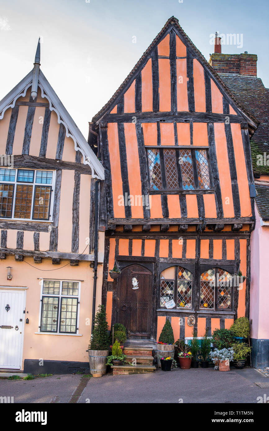 Xv secolo Crooked House negozio di antiquariato e sala da tè nel pittoresco wonky crooked arancione edificio con travi di legno in High Street, Lavenham, Suffolk, Inghilterra, Regno Unito. Foto Stock