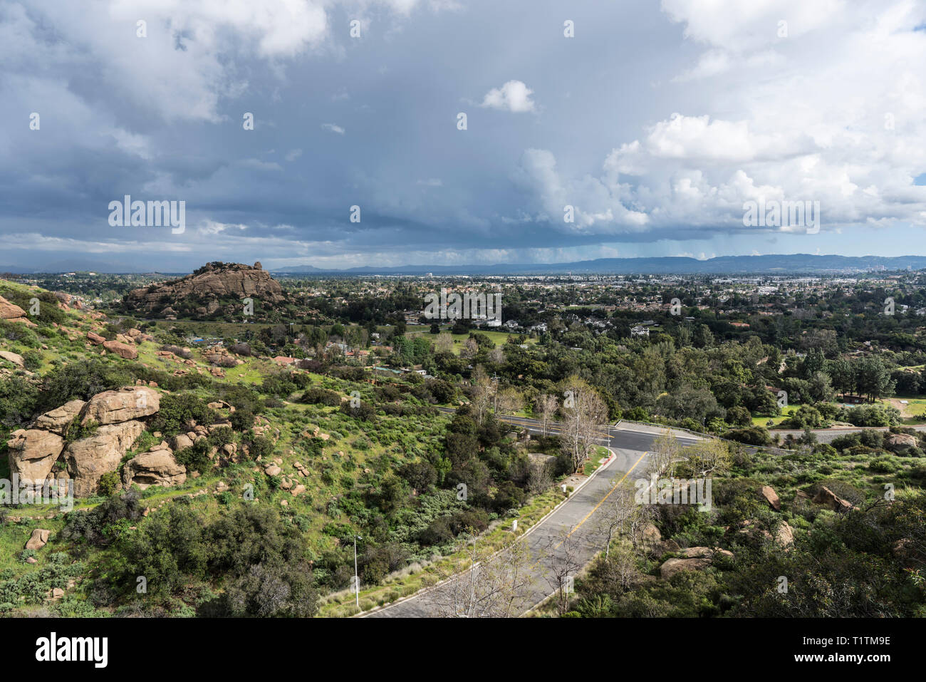 Vista panoramica della molla nuvole temporalesche, Stoney Point Park e la San Fernando Valley vicino a Topanga Canyon Blvd e Santa Susana Pass Road nella città di L Foto Stock