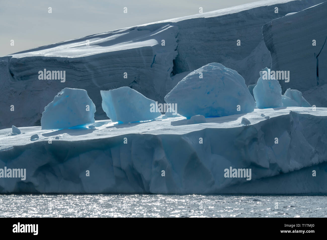 L'Antartide, noioso punto situato sul lato ovest di due Hummock Isola nell'arcipelago Palmer. Grandi iceberg. Foto Stock