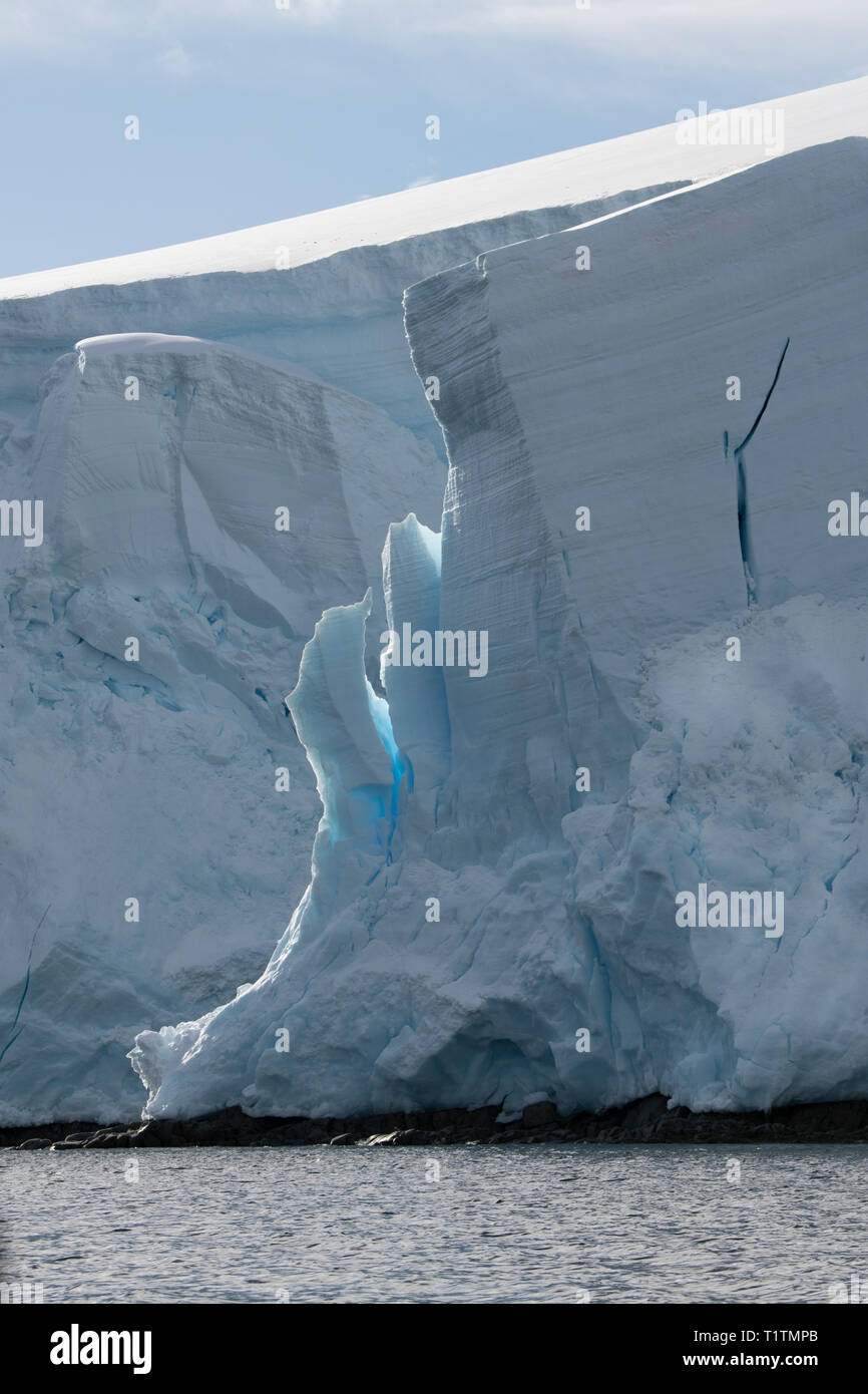 L'Antartide, noioso punto situato sul lato ovest di due Hummock Isola nell'arcipelago Palmer. Grandi iceberg. Foto Stock