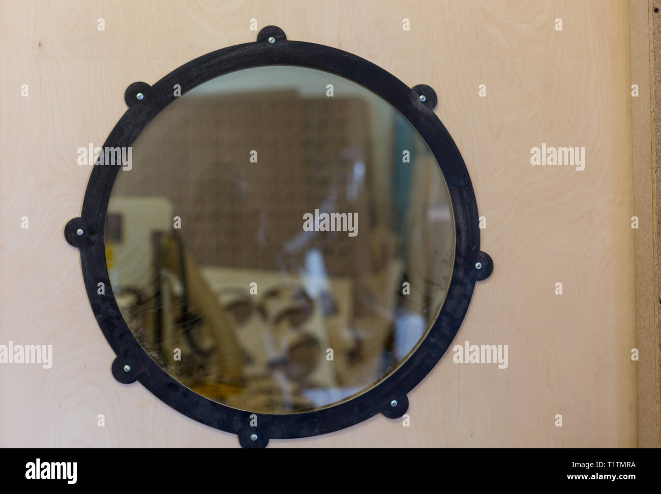 Finestra rotonda con vista aerea della città, offuscata, sfondo astratto Foto Stock