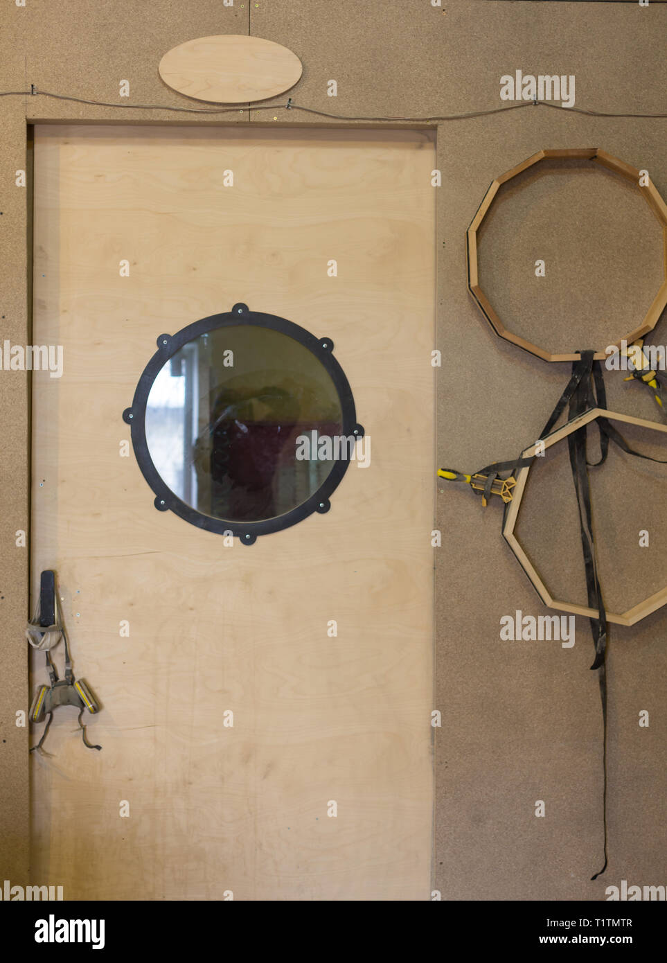 Finestra rotonda con vista aerea della città, offuscata, sfondo astratto Foto Stock