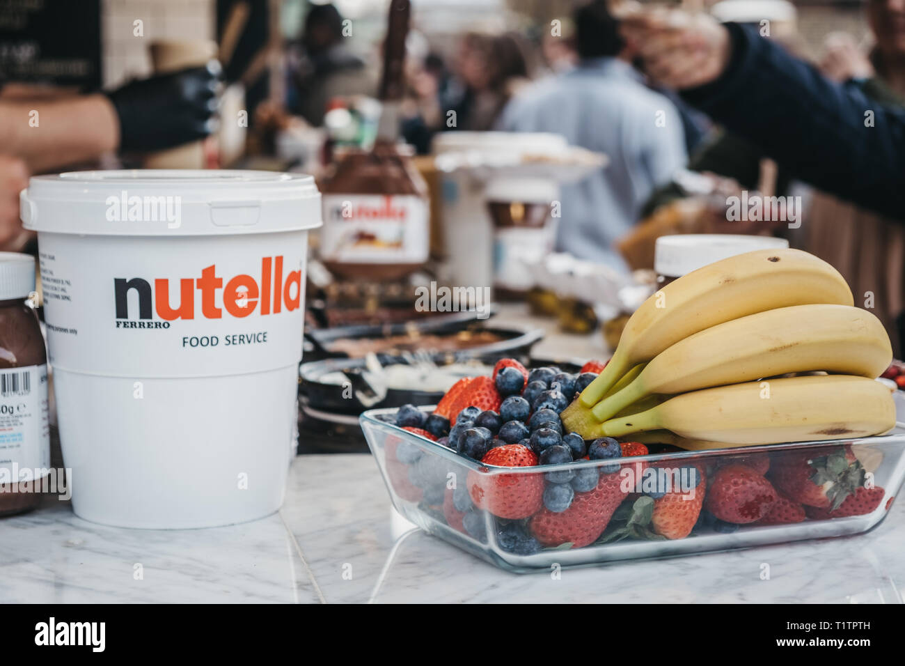 London, Regno Unito - Marzo 23,2019: Nutella e frutti a frittelle olandesi all'interno di stallo Camden Market, Londra. Iniziato con 16 stalli in 1974, Camden Market è Foto Stock