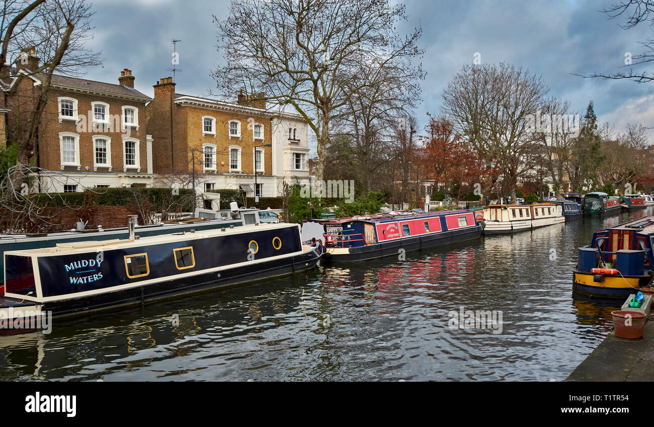 Londra Little Venice AREA DI PADDINGTON Grand Union Canal e Regents Canal case galleggianti e chiatte ormeggiate nel canale Foto Stock