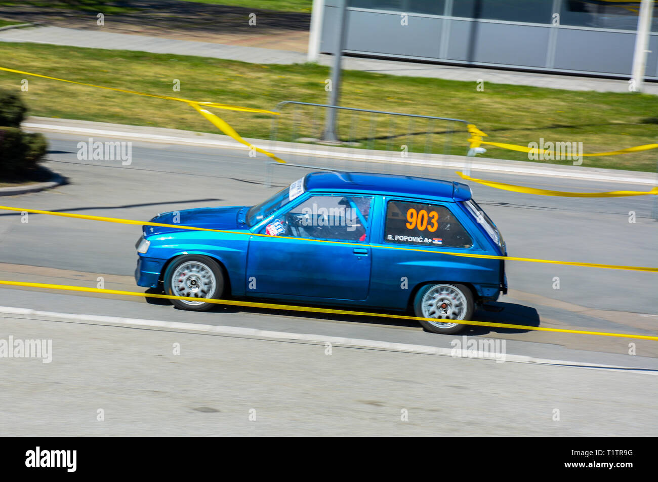 Autoslalom Sajmski 2019 - Opel Corsa un Foto Stock