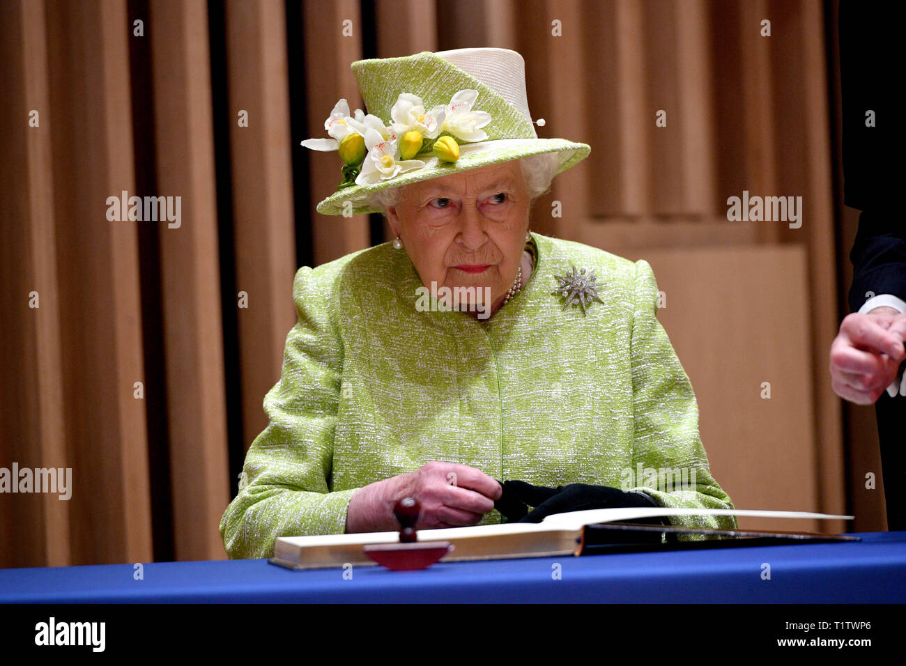 Queen Elizabeth II firma il libro degli ospiti durante una visita a King's Bruton Scuola in Bruton, Somerset, dove ella segnerà la scuola del cinquecentesimo anniversario e aprire il nuovo centro musicale. Foto Stock