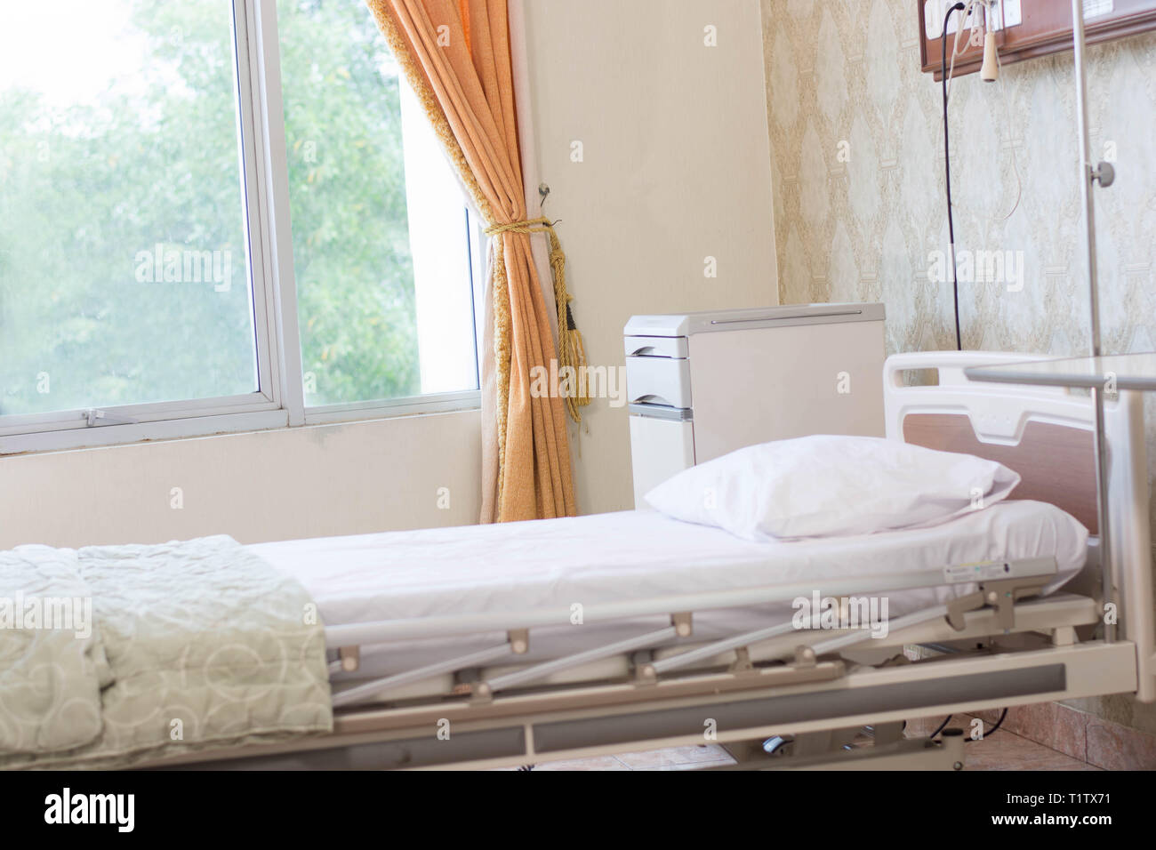 Ospedale in interni interni con il letto e i cuscini fotografato a tempo di giorno Foto Stock