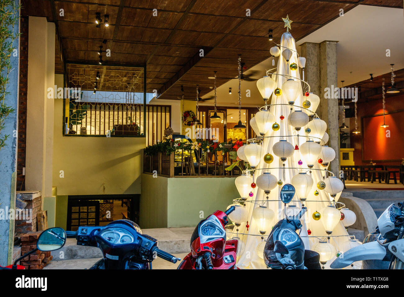 Lo stile orientale albero di Natale fatto di bianco lanterne cinesi ad  Hanoi, Vietnam Foto stock - Alamy