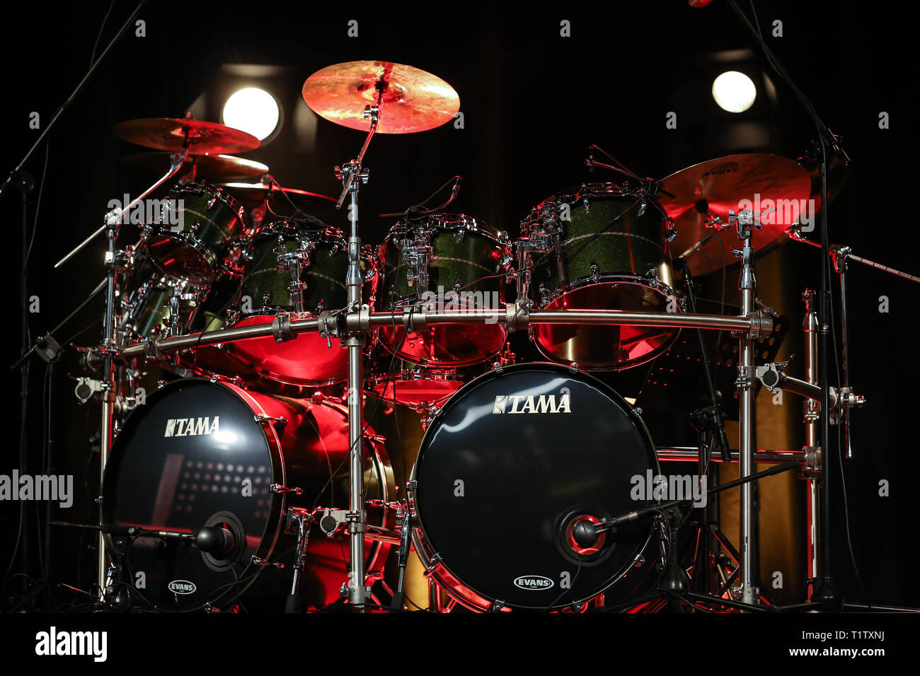 CRACOW POLONIA - MARZO 16, 2016: tamburi di Billy Cobham dal vivo sul palco in ghiaccio Cracow Polonia Foto Stock