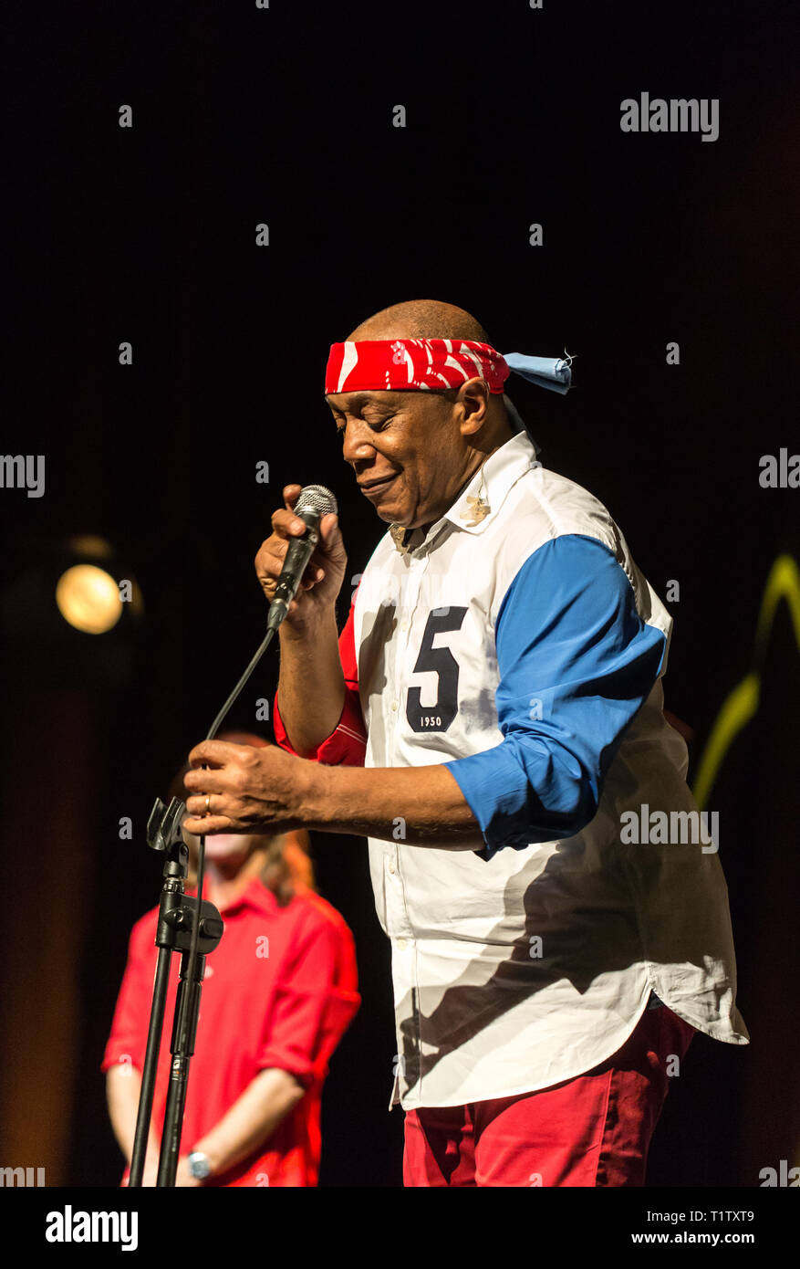 CRACOW POLONIA - MARZO 16, 2016: famoso batterista americano Billy Cobham dal vivo sul palco in ghiaccio Cracow Polonia Foto Stock