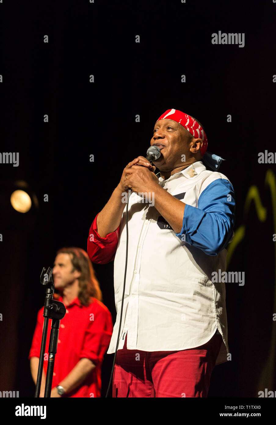 CRACOW POLONIA - MARZO 16, 2016: famoso batterista americano Billy Cobham dal vivo sul palco in ghiaccio Cracow Polonia Foto Stock
