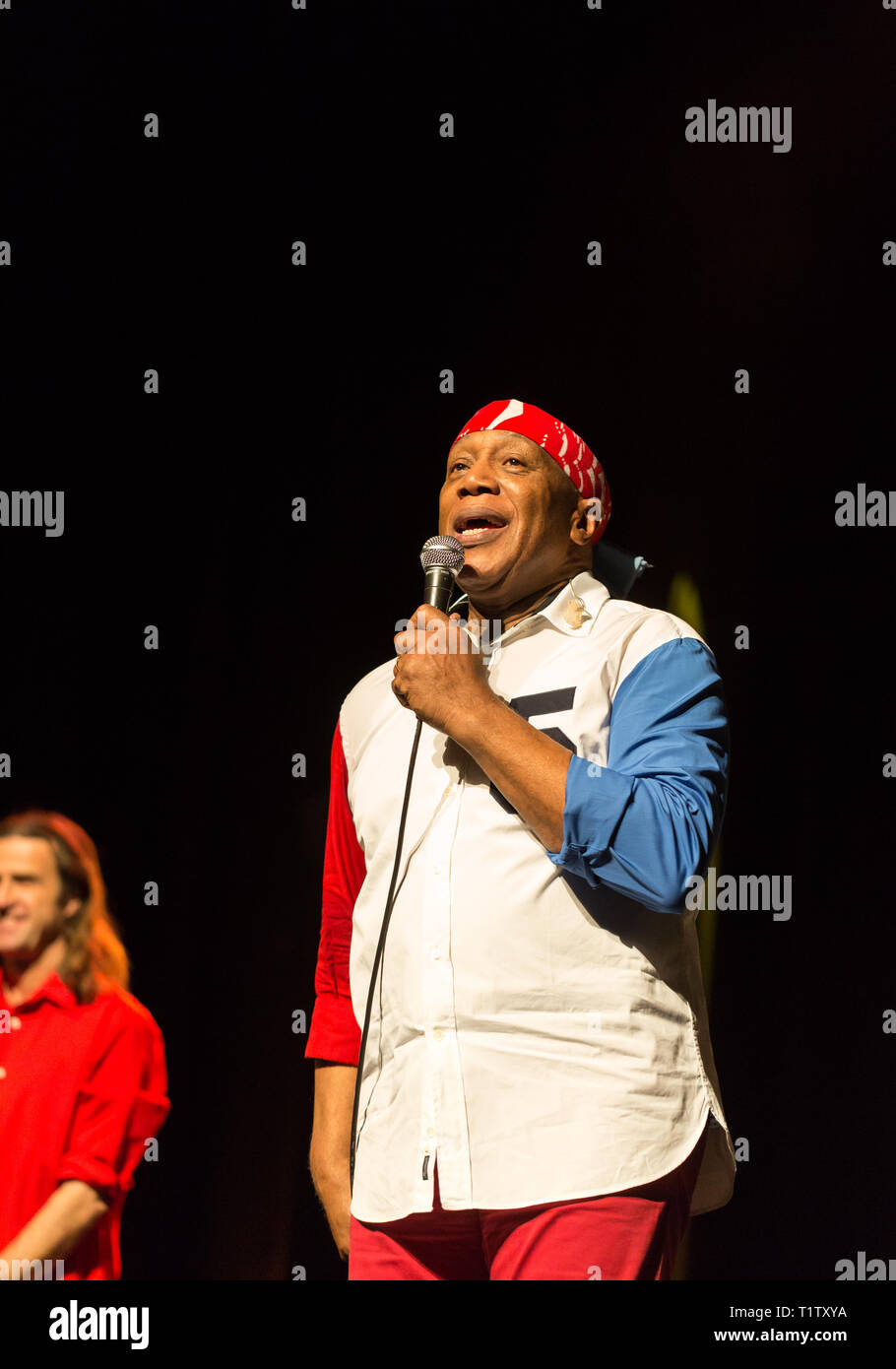 CRACOW POLONIA - MARZO 16, 2016: famoso batterista americano Billy Cobham dal vivo sul palco in ghiaccio Cracow Polonia Foto Stock