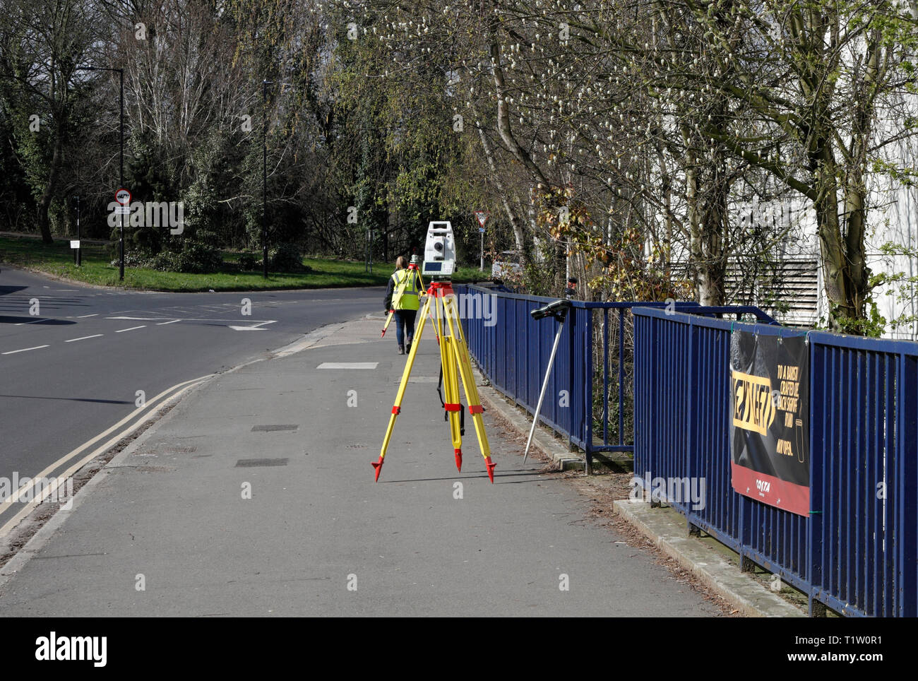Theodolite, treppiede di rilevamento stradale, Sheffield Inghilterra Foto Stock