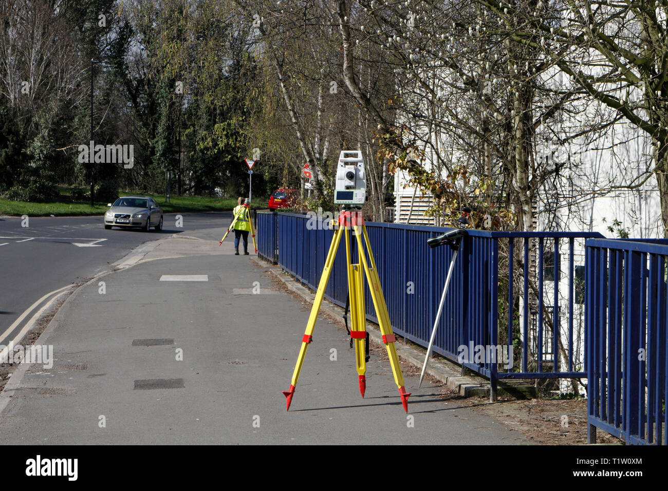 Theodolite, treppiede di rilevamento stradale, Sheffield Inghilterra Foto Stock