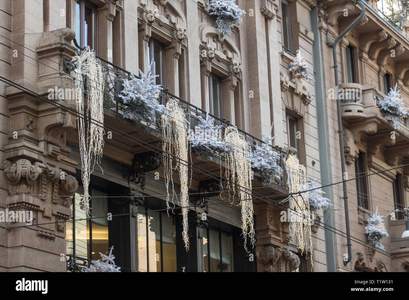 Italia Milano - 30 dicembre 2017: il punto di vista della decorazione di Natale in una strada a Milano il 30 dicembre 2017 in Lombardia, Italia. Foto Stock