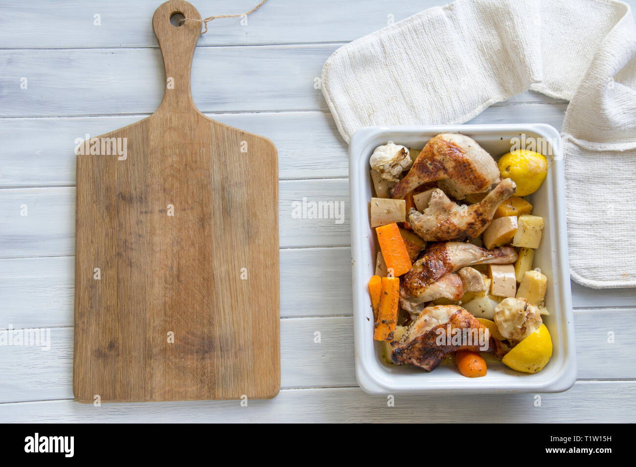Il pollo e le verdure a radice vassoio cuocere ricetta e tagliere Foto Stock