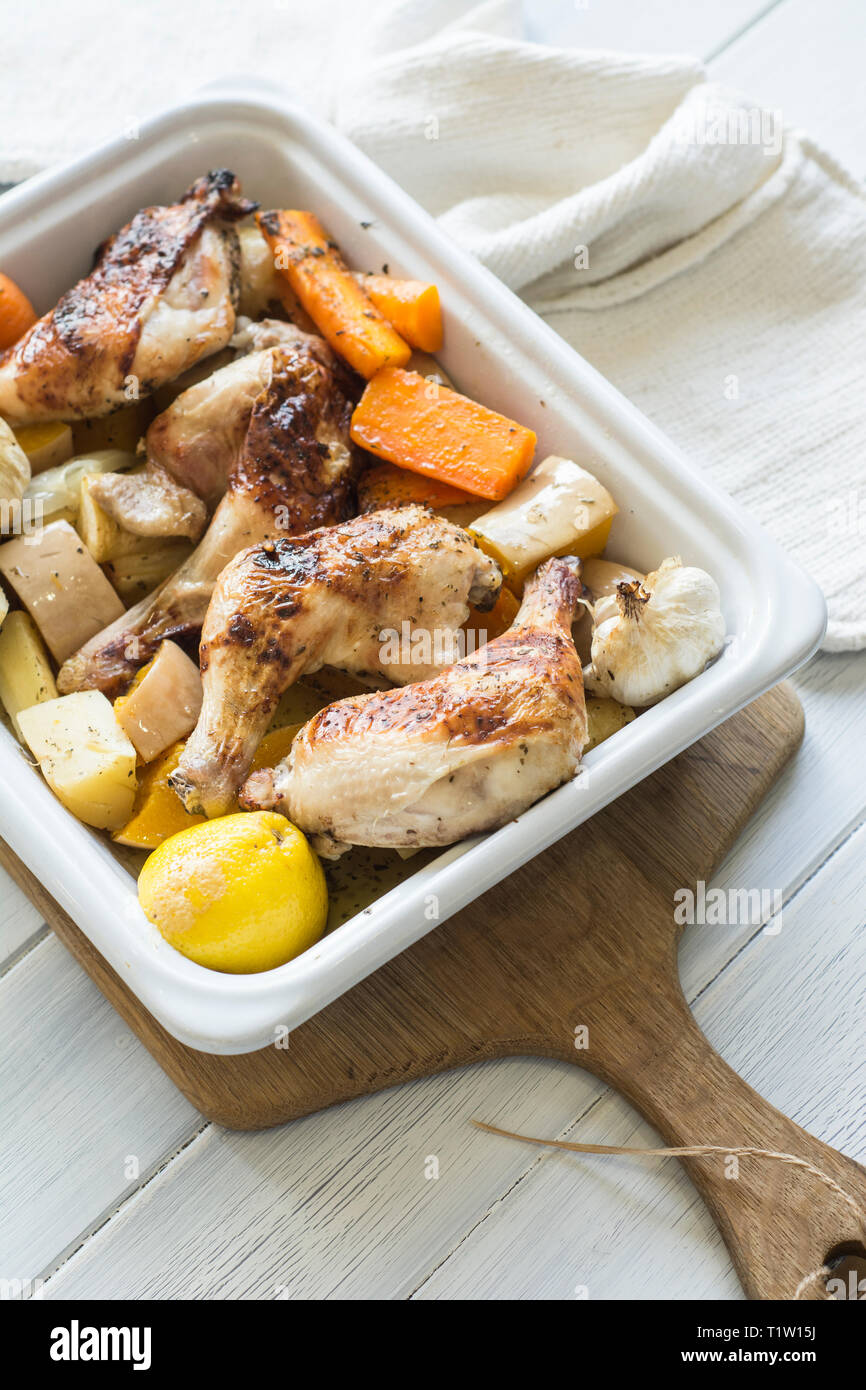 Il pollo e le verdure a radice vassoio cuocere ricetta Foto Stock