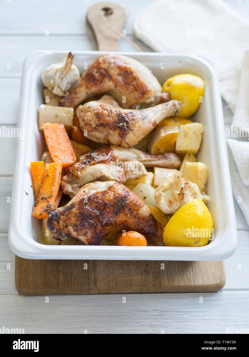 Il pollo e le verdure a radice vassoio cuocere ricetta Foto Stock